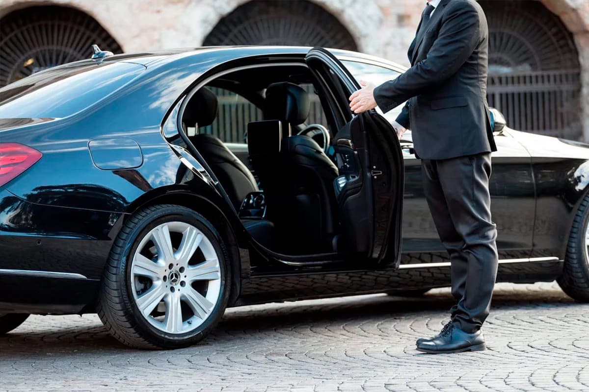 Airport Taxis Weybridge: Professional Taxi for Gatwick Airport Travel