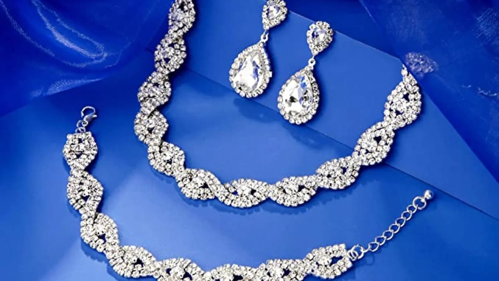 Shop Stunning Diamond Necklaces for a Meaningful Gift