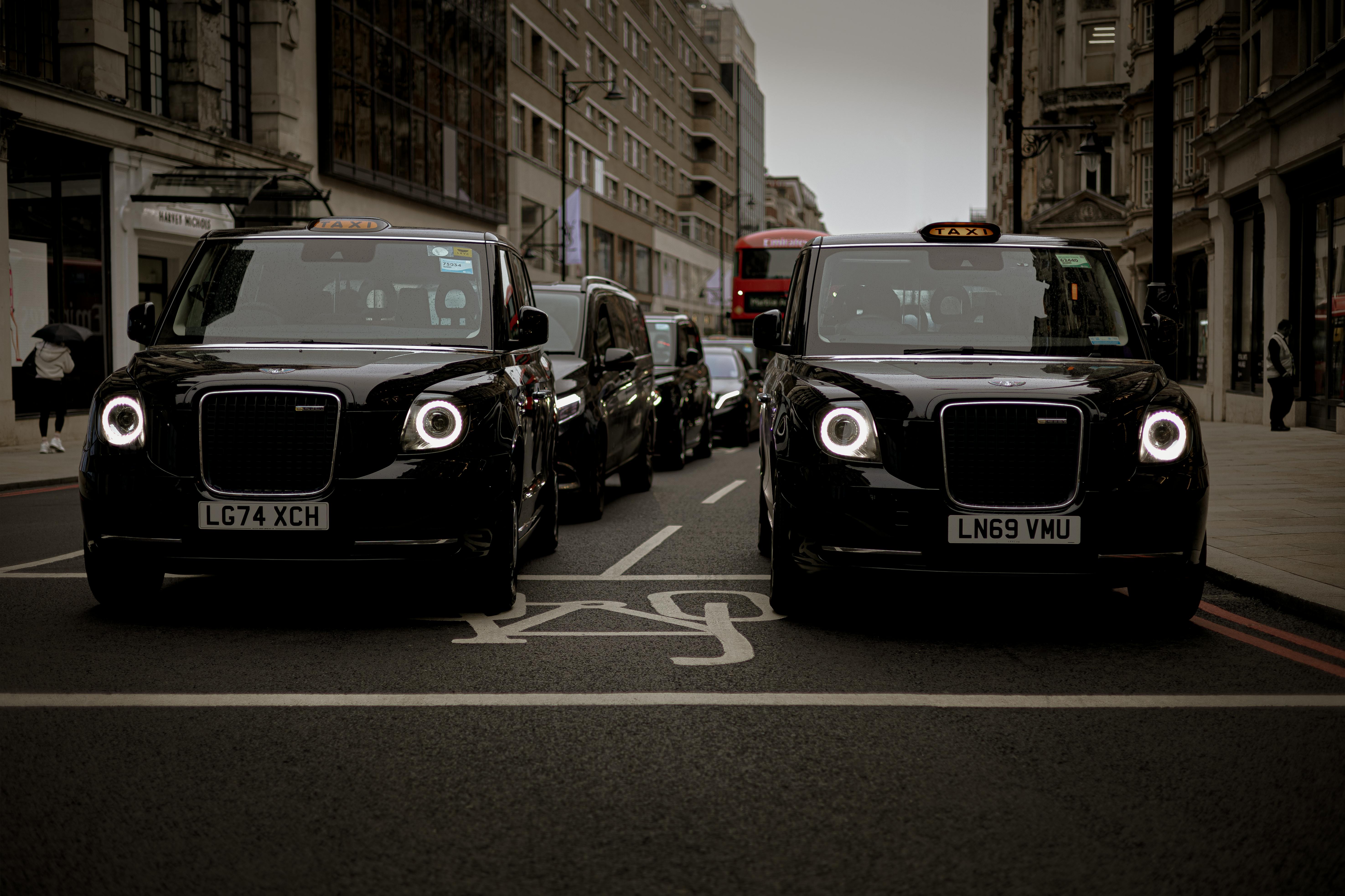 Reliable Airport Transfers – 24/7 Taxis in Weybridge